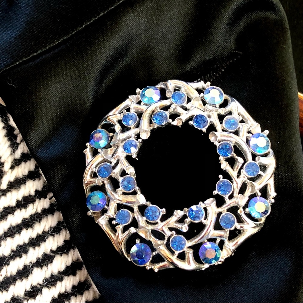 ✨Silver and Blue Stone Lapel Pin.